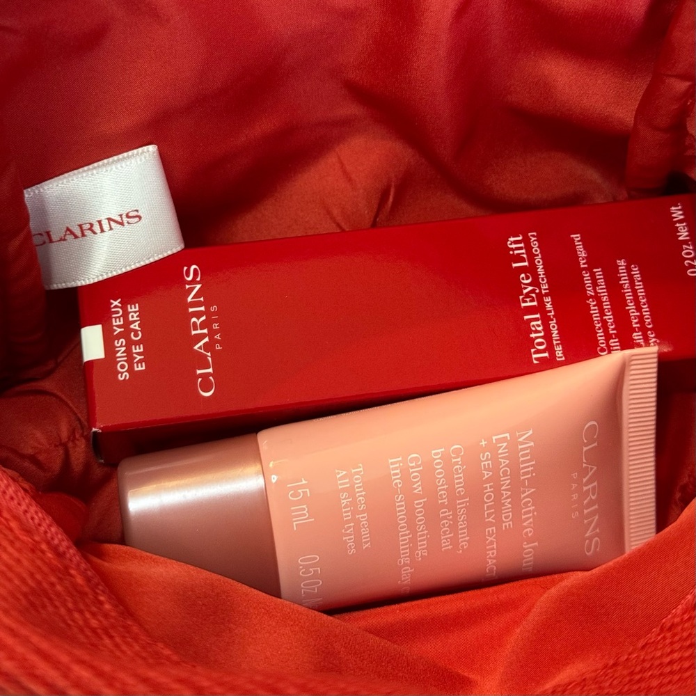 Clarins. NEW! 1 moisturizer (15 ml), 1 eye cream (7ml), + 1 Cosmetic case.